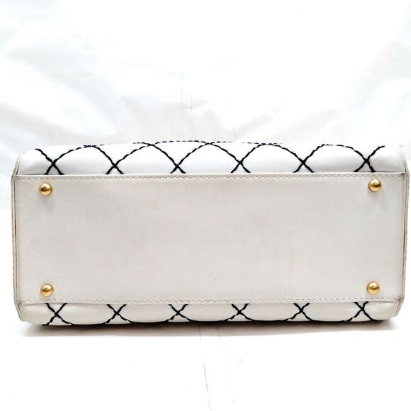 CHANEL White Quilted Handbag - Picture 6 of 13